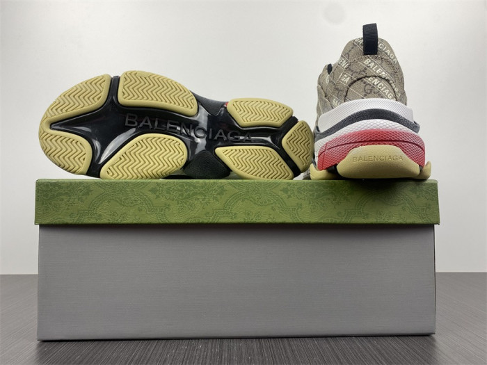 G*u*i*blcg triple s sneaker 677192 ulz10 9795